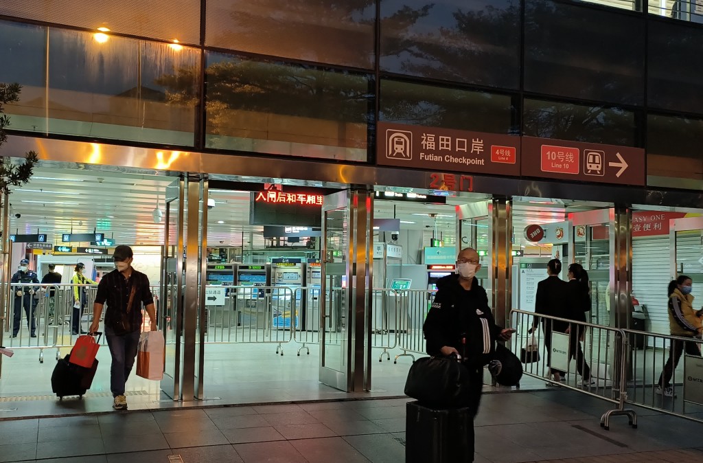 深圳口岸張貼通緝令,懸賞抓捕6名走私犯包括兩名港人主腦。 深圳口岸張貼通緝令,懸賞抓捕6名走私犯包括兩名港人主腦。