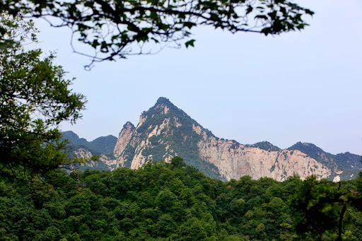 少华山是陕西著名旅游区。