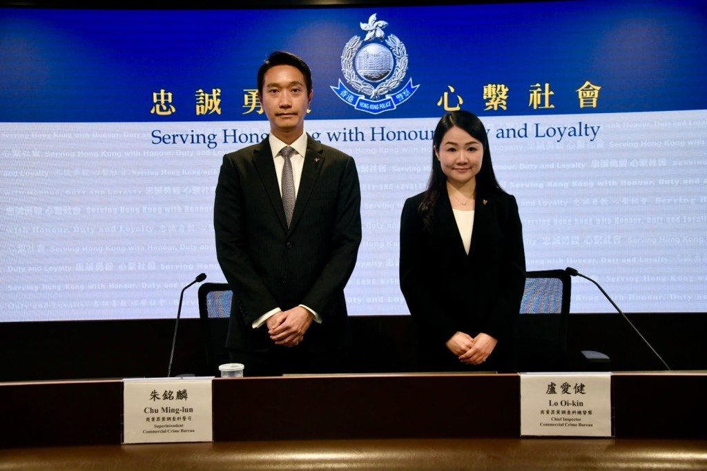商業罪案調查科警司朱銘麟(左)及總督察盧愛健(右)交代案件。 商業罪案調查科警司朱銘麟(左)及總督察盧愛健(右)交代案件。