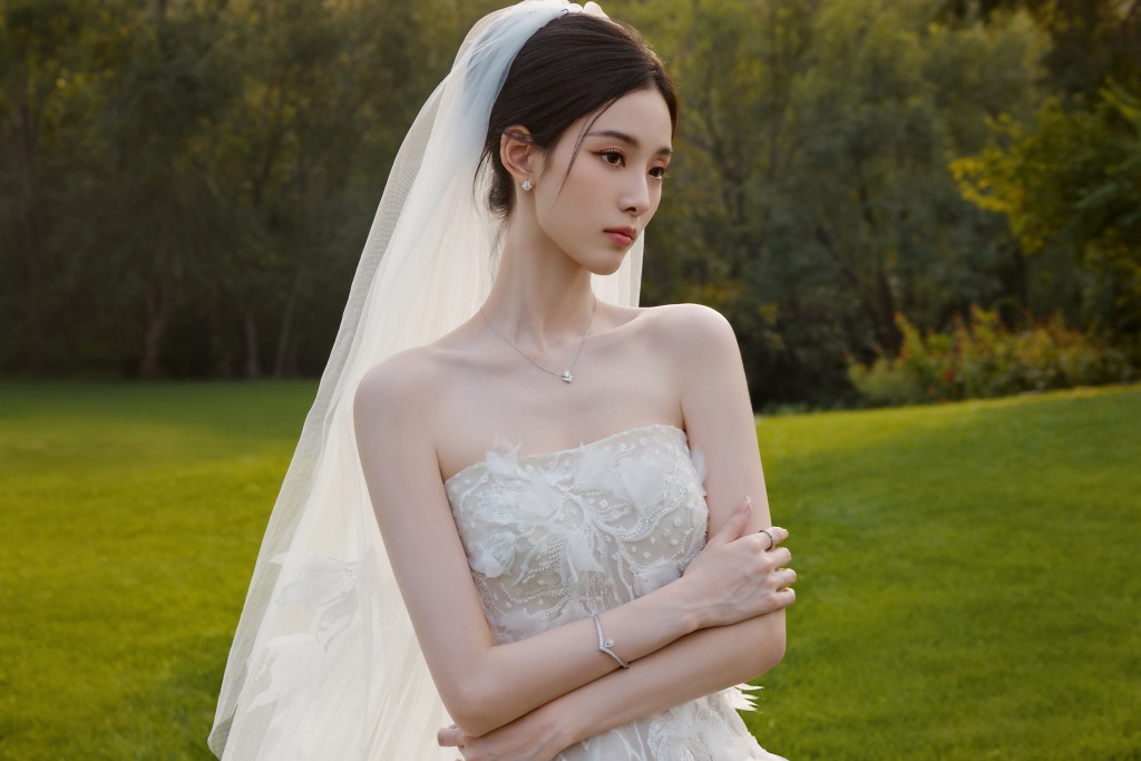 徐藝洋的婚紗挑選露肩款式。