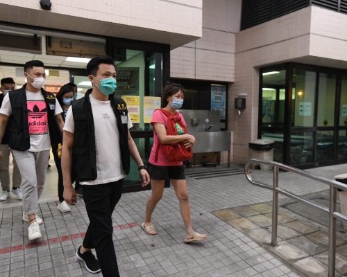 死者家屬離開醫院。