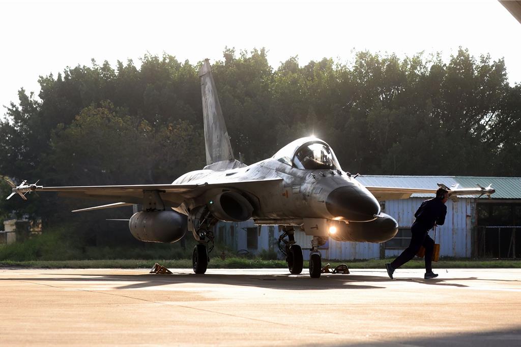 台灣清泉崗空軍基地發生地勤人員被IDF戰機吸入身亡事故。示意圖。中時