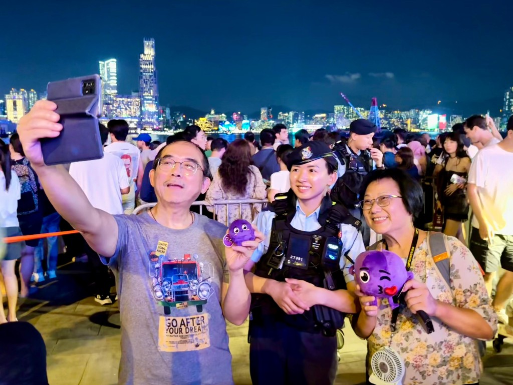 警員與市民互動合照。