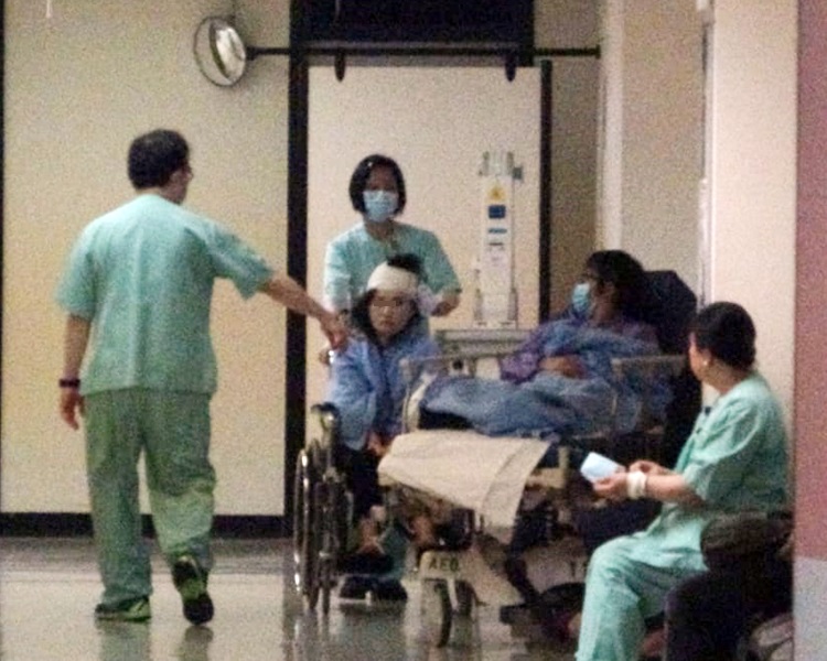 女事主(中)在東區醫院治理。