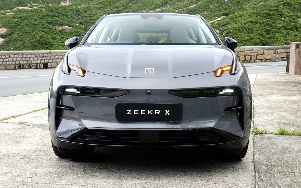 極氪Zeekr X電動車高性能四驅版車首配有多層式LED燈組合。