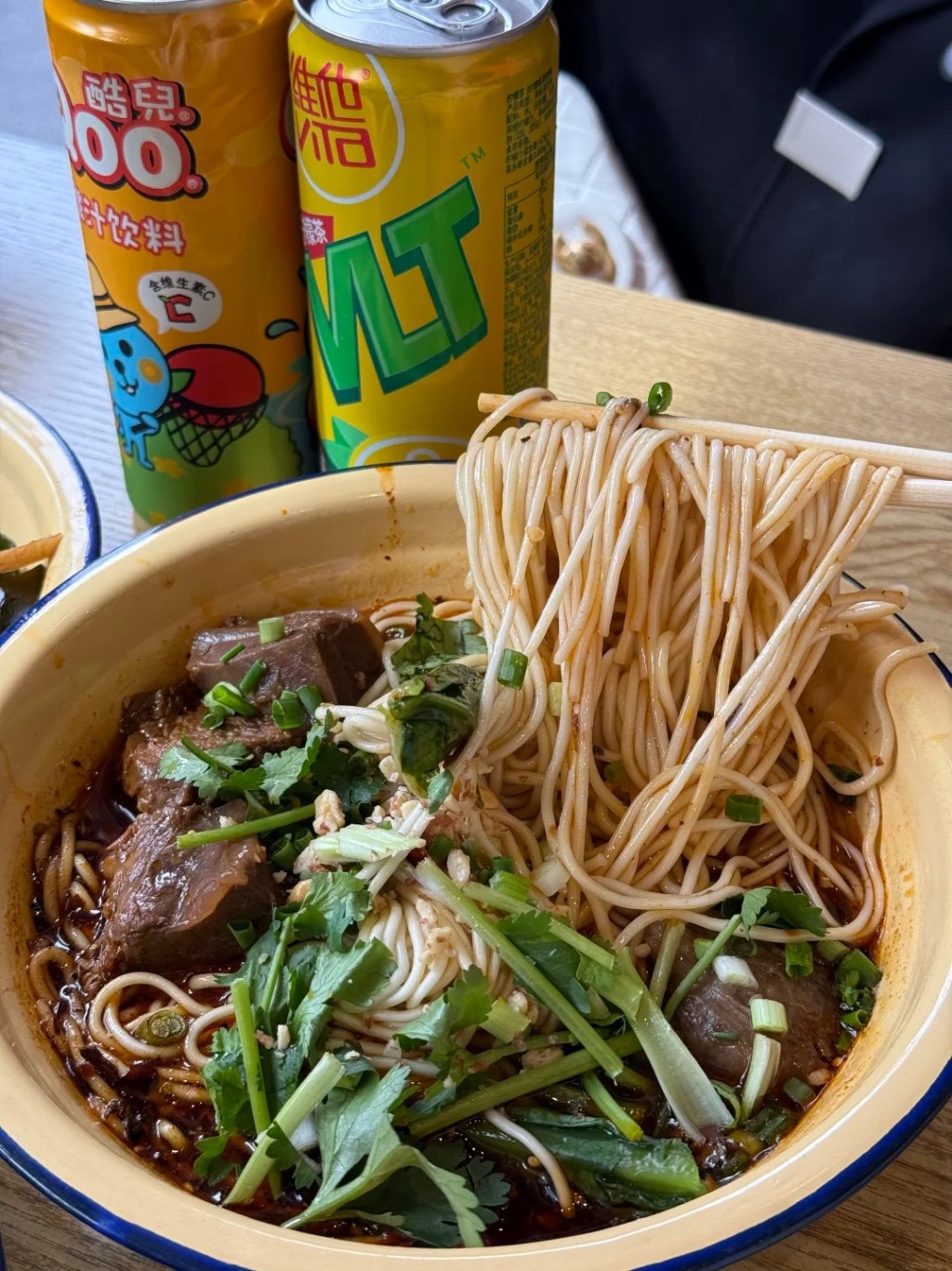 其招牌紅燒牛肉麵備受推崇,軟爛入味的牛肉配搭重慶紅油湯底,香氣四溢。 其招牌紅燒牛肉麵備受推崇,軟爛入味的牛肉配搭重慶紅油湯底,香氣四溢。