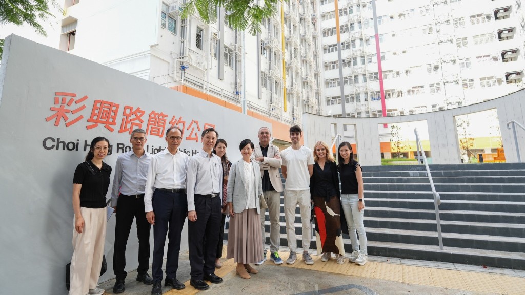 房屋局局長何永賢和西班牙建築公司MIAS Architects的創始人Josep Miàs一行參觀彩興簡約公屋。何永賢FB圖片