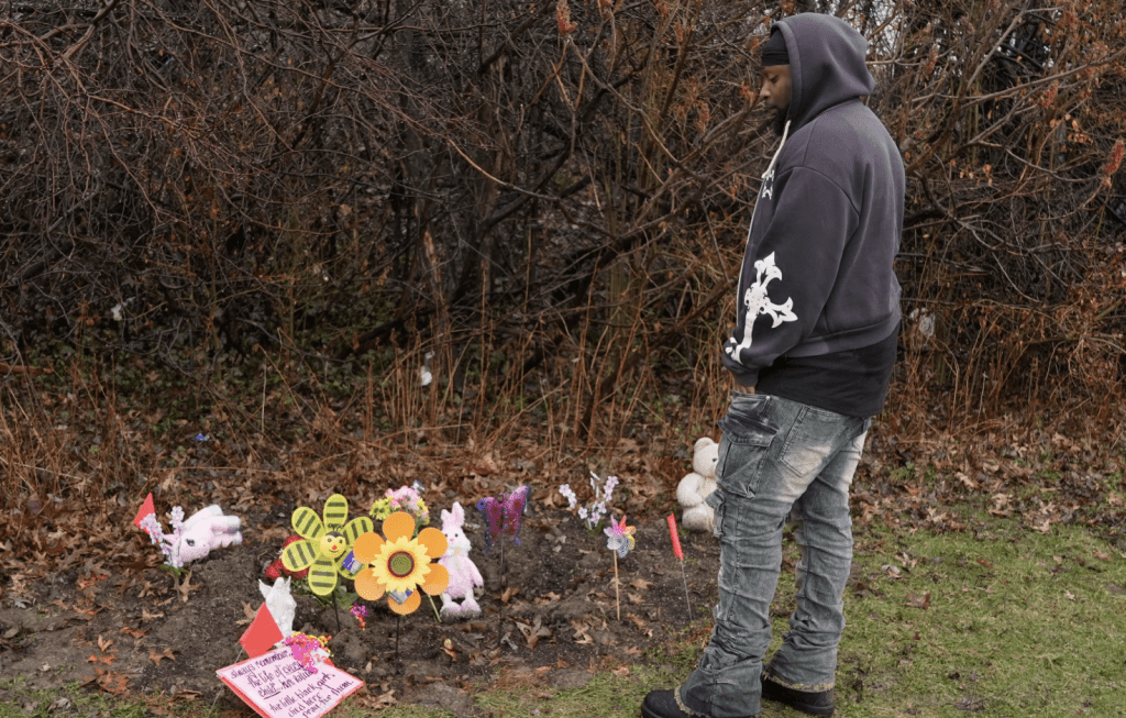 查特曼站在女兒的紀念碑前。美聯社