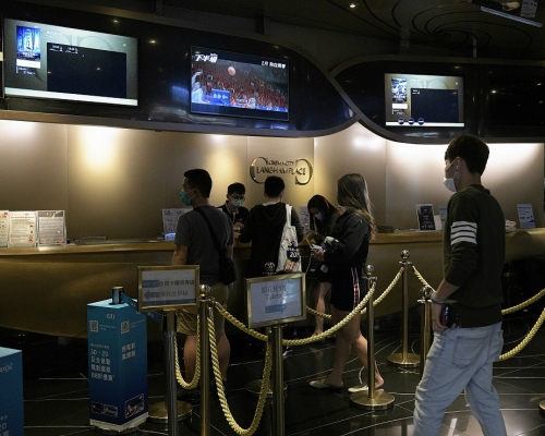 上月政府宣布關閉戲院，市民紛紛湧入睇封院前的電影。資料圖片