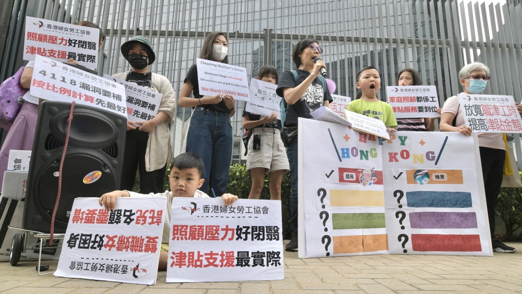 今日(1日)是國際勞動節,政府總部門外續有團體為爭取勞工權益請願。陳浩元攝