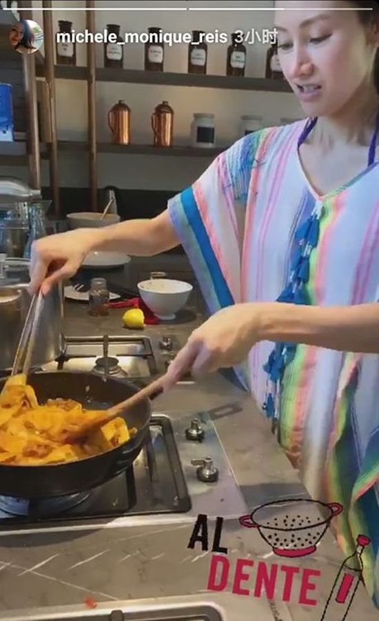 李嘉欣素顏上陣煮意大利粉。fb