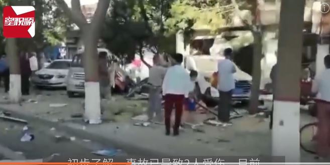 甘肅酒泉市餐飲店液化氣爆炸2傷，事後碎片散滿一地，多名途人圍觀。
