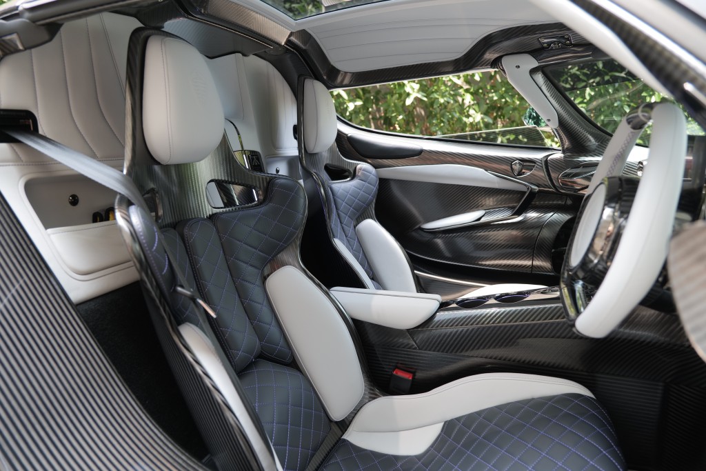 Koenigsegg Jesko Attack座椅以碳䃸維製造，全車以人手包上名貴皮革及縫線。
