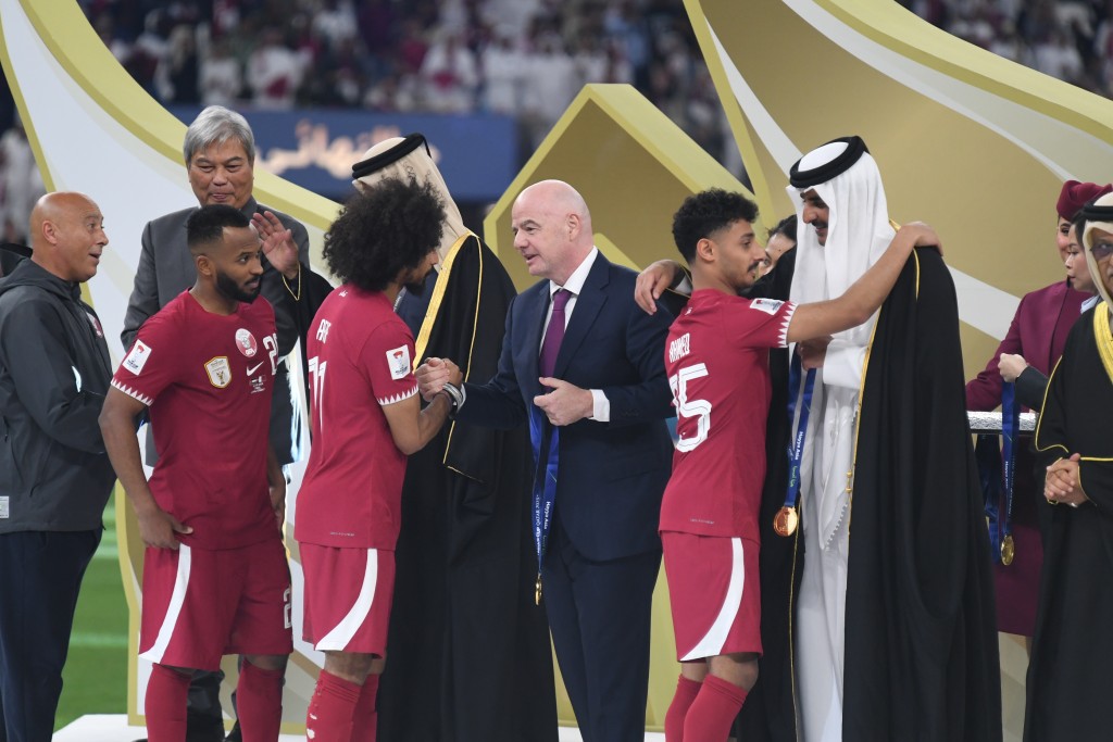  亞洲盃決賽，卡塔爾擊敗約旦衛冕，國際足協主席恩芬天奴頒獎。 吳家祺攝
