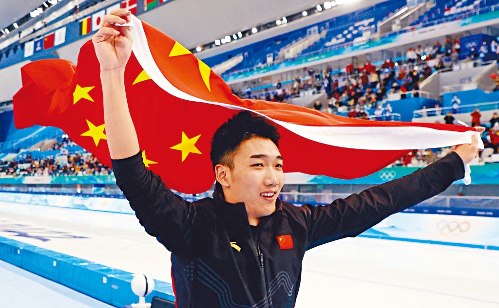 高亭宇拿着國旗在會場飛舞。