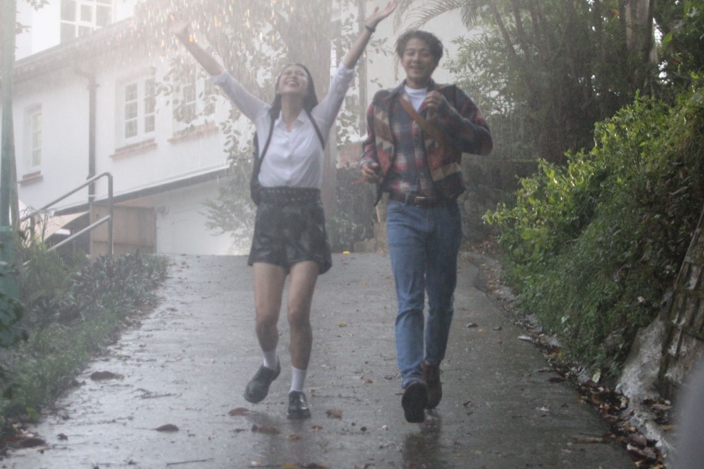 咁開心咩劉穎鏇張開雙手迎接雨水，笑得好開心。