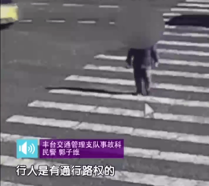 闭路电视显示,老人过马路时步行比较缓慢。 闭路电视显示,老人过马路时步行比较缓慢。