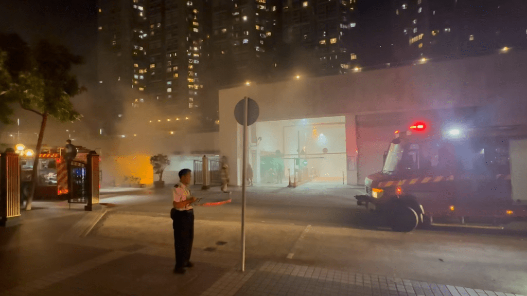 現場濃煙密佈。FB:Patrick Law@麗港城討論區 現場濃煙密佈。FB:Patrick Law@麗港城討論區