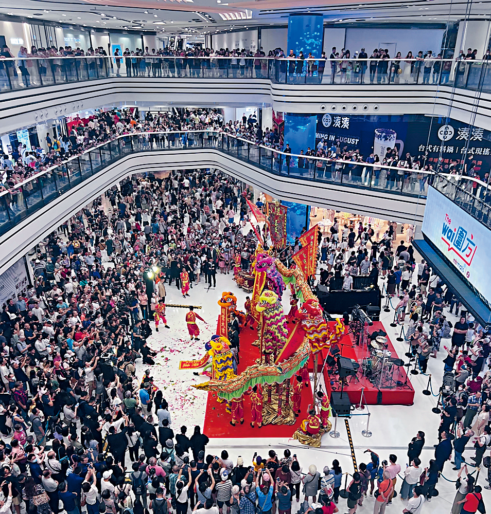 圍方去年開業場面熱鬧,集合約150個商戶,成功吸引了大量市民到訪,成為親子及寵物愛好者的聚腳點。