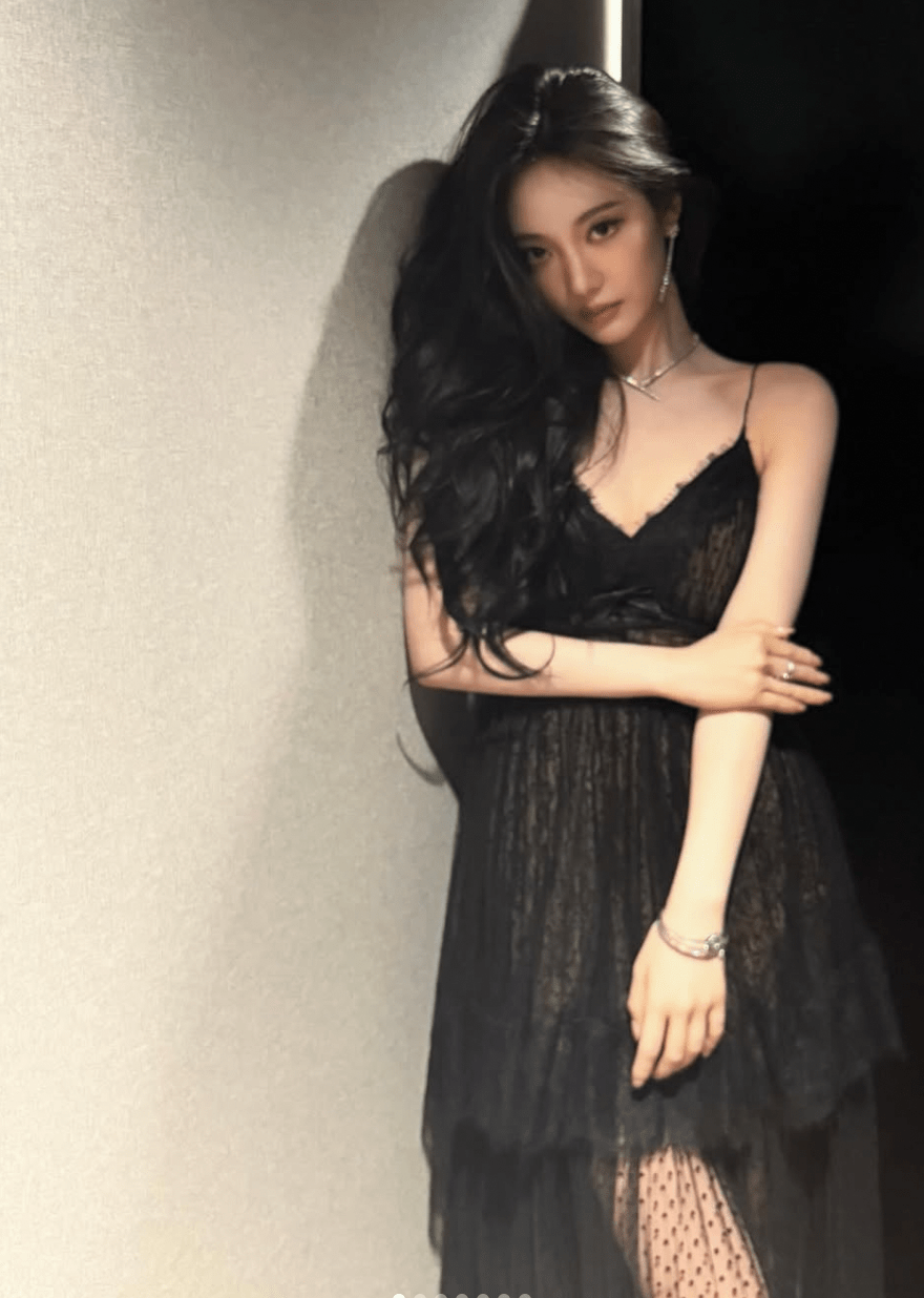 韓國人氣女團aespa中國籍成員寧寧的一張舊照近日再被翻出，意外在日本掀起新一輪輿論風暴。