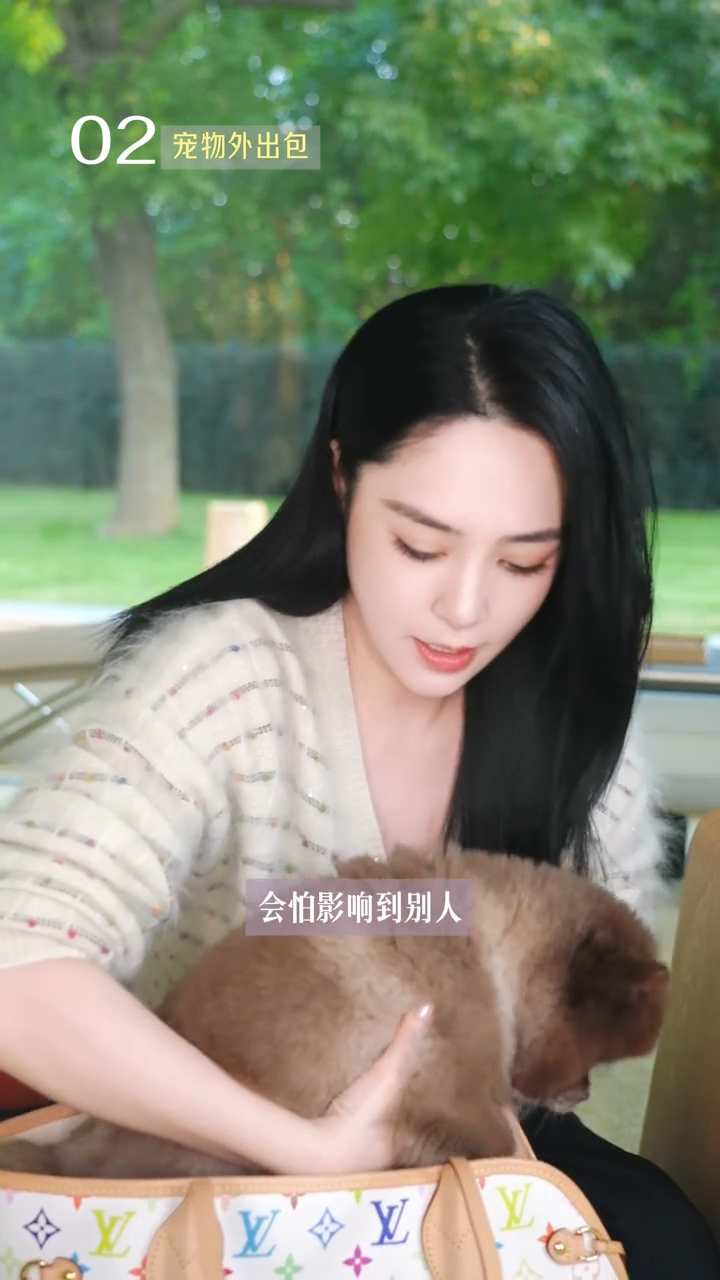 鍾欣潼將愛犬Kuma放入近三萬港元的LV名牌袋中，一臉寵溺。