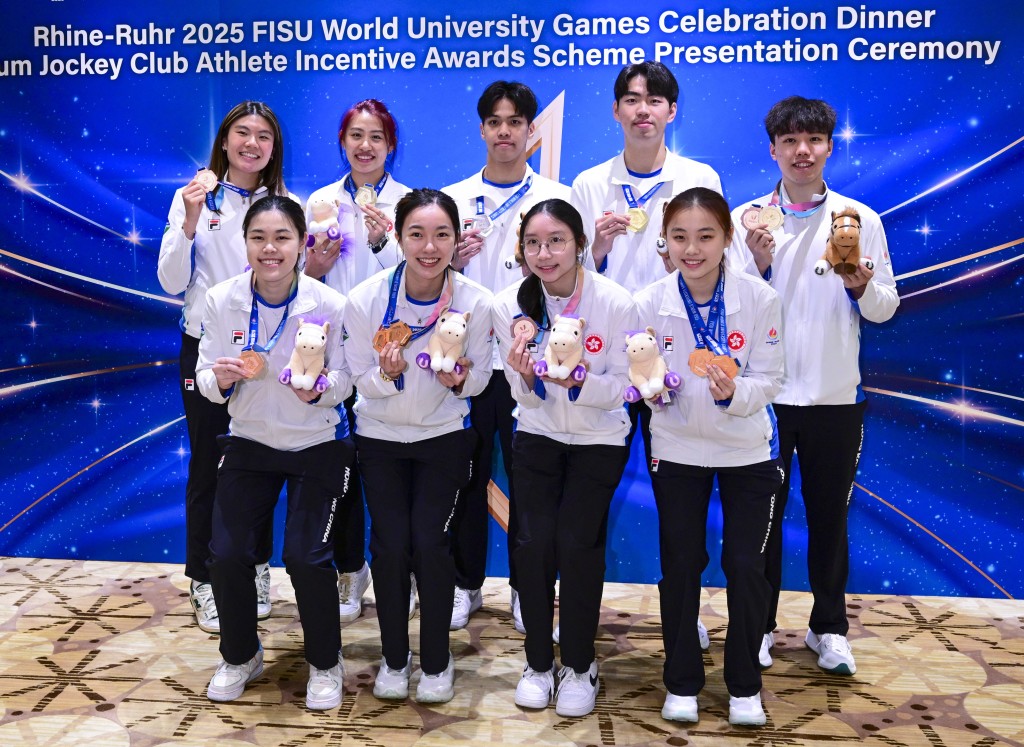 各世大運獎牌得主包括前排的乒球女團成員江芷林（左起)、吳詠琳、李凱敏及黃凱彤，後排左起是女佩薛雅齊、女重佘繕妡、游泳麥世霆及乒乓男隻姚鈞濤、陳顥樺。廖偉業攝