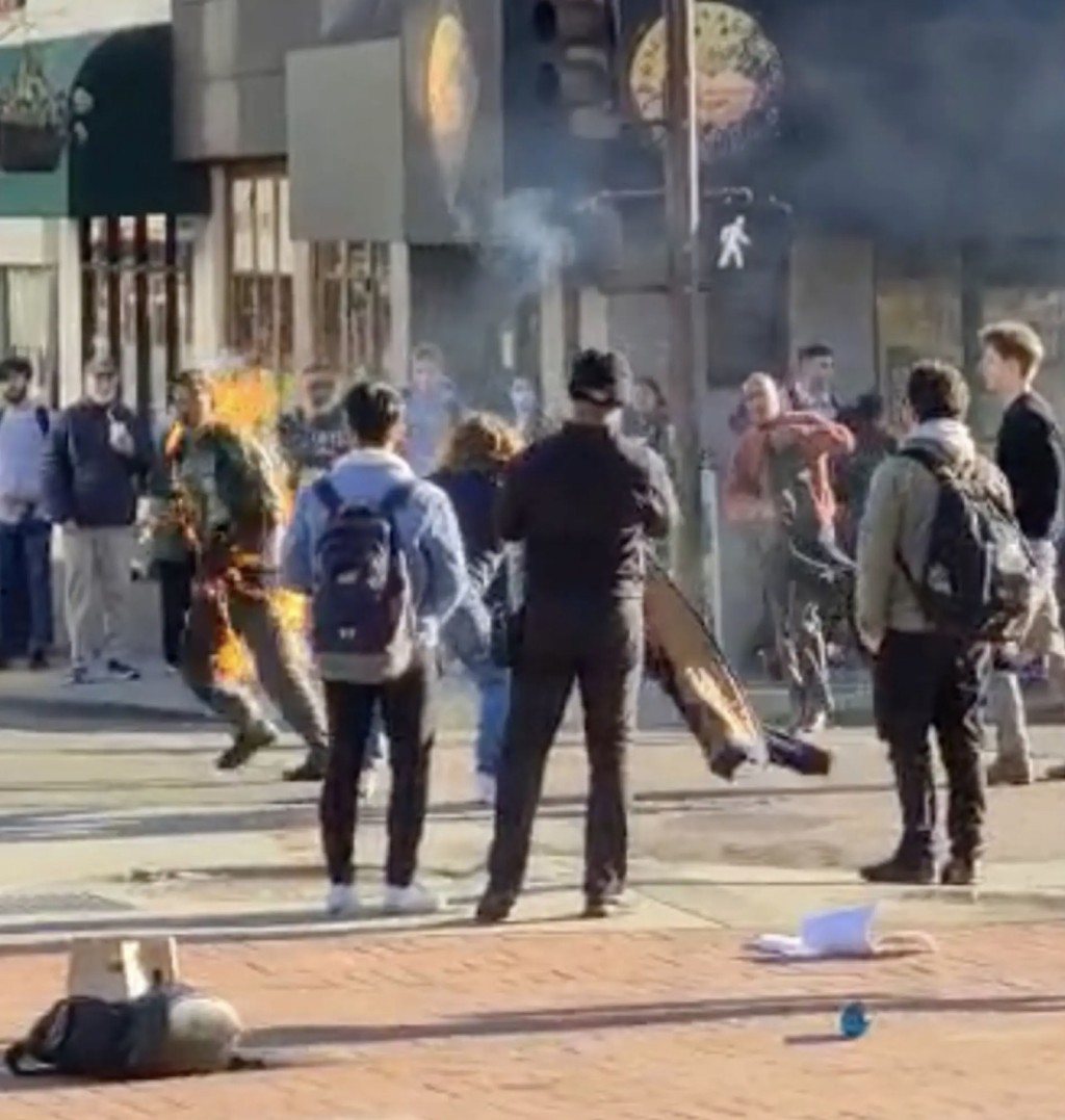 加州大學柏克萊分校內有男子自焚，旁人嚇呆。
