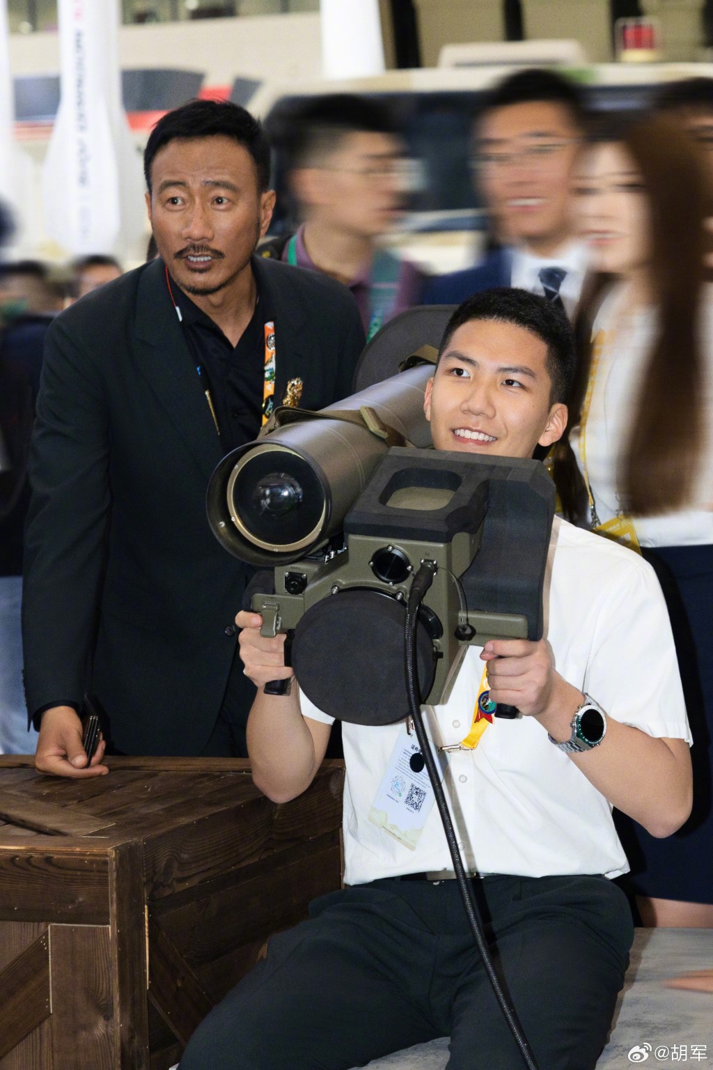 其實胡軍的家族是軍人世家，因為胡軍爸爸是海軍、媽媽是空軍，姑姑是陸軍，難怪胡皓康都對軍事裝備十分感興趣。