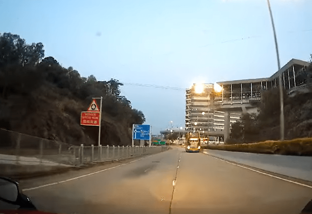一輛城巴逆駕亮着死火燈。fb：車cam L（香港群組）