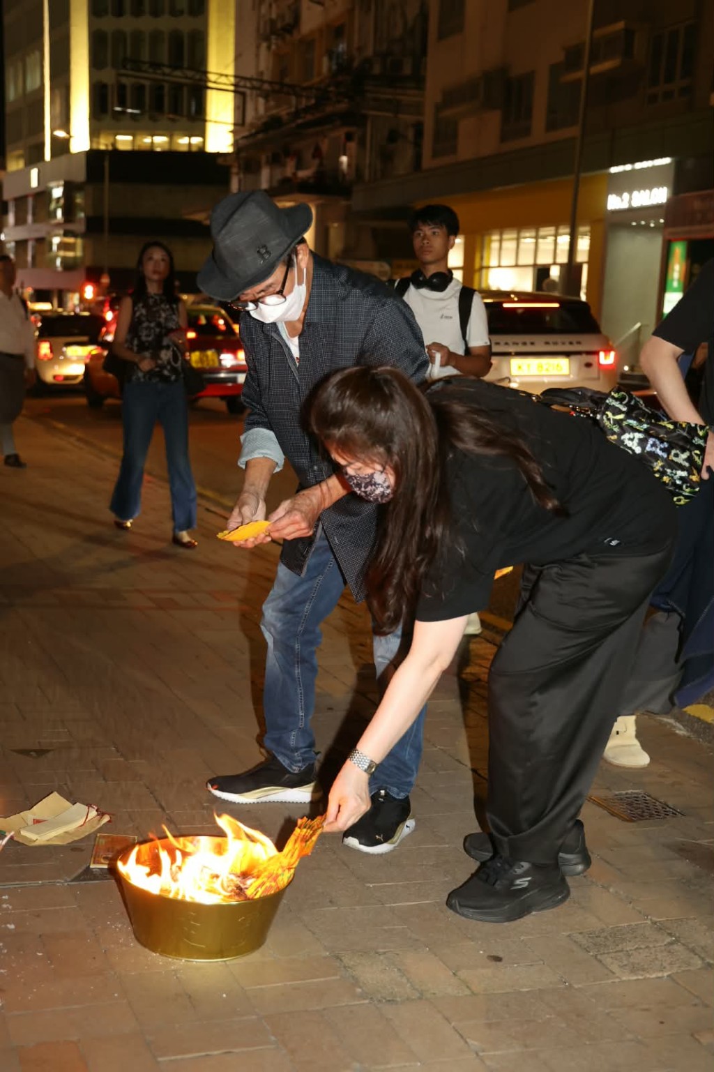 就開始燃點香燭及燒祭品。 就開始燃點香燭及燒祭品。