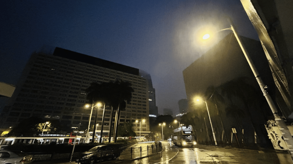 本港地區今日大致多雲，有幾陣驟雨。蔡楚輝攝