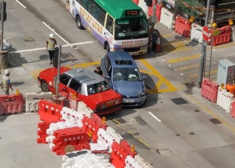 一輛的士迎頭撞向私家車。 突發事故報料區FB/網民Haha Liu圖
