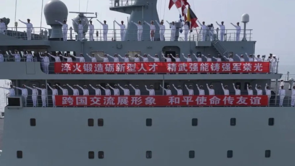 83編隊官兵和學員向歡送人群揮手告別。微博@人民海軍