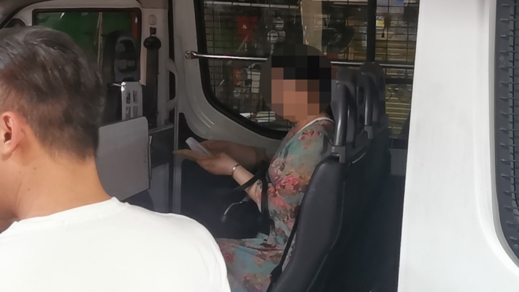 警員向一名女子問話。