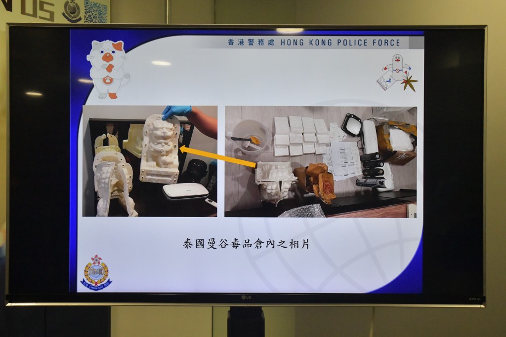 泰国警方检获一个制造石膏狮子摆设的模具。