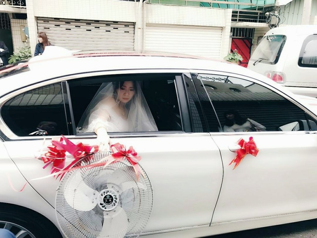 較早前有新娘在車上丟工業用扇子。(網圖)