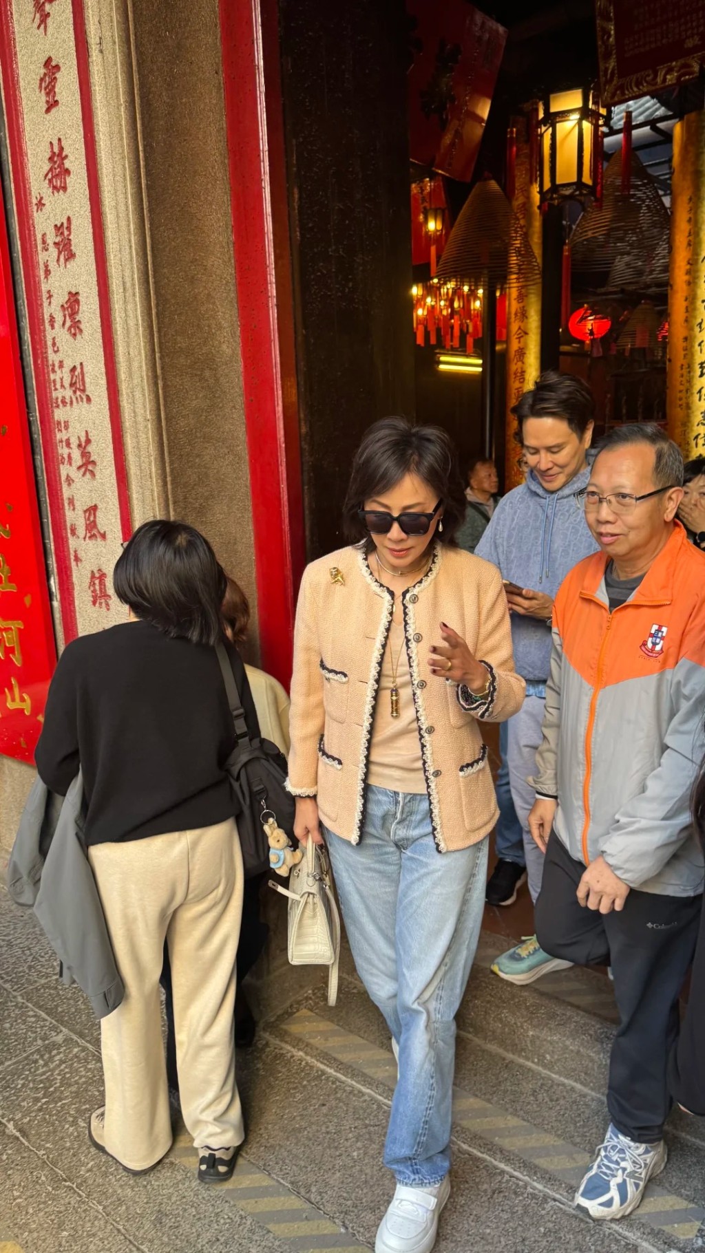 60歲「國際巨星」老婆文武廟拜神行頭嚇親網民簡約打扮竟值百萬結婚近廿年堅持不生育