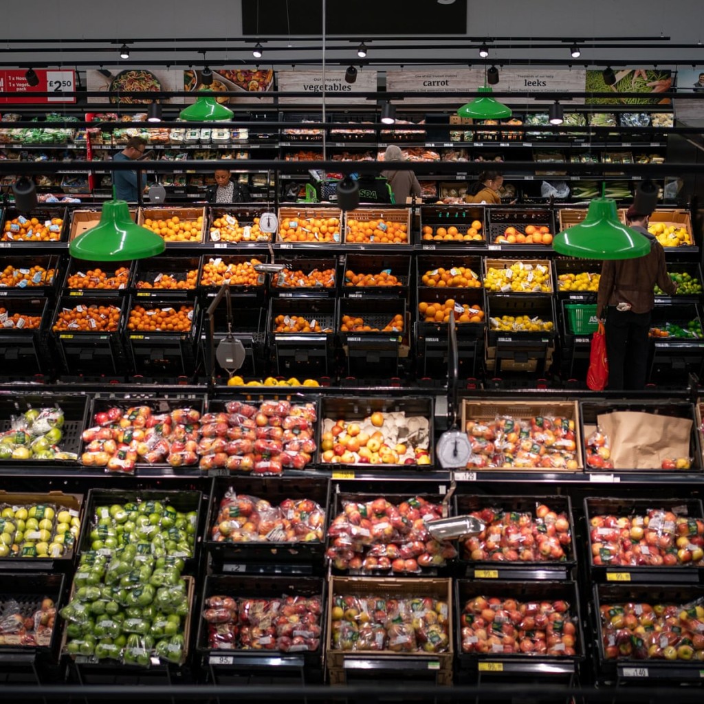 超市Asda对蕃茄、甜椒、青瓜、椰菜花、西兰花、罗马生菜、沙律菜包及红莓采取限购令。 TWITTER图