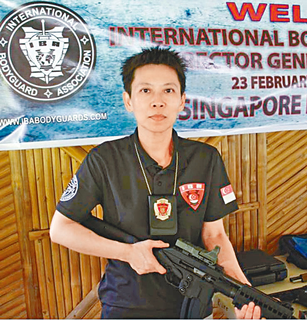 ■被告詹心桀在新加坡出席國際保鏢協會活動時的持槍照片。