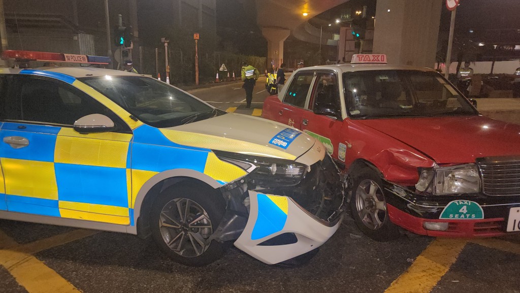 警車車頭損毀。