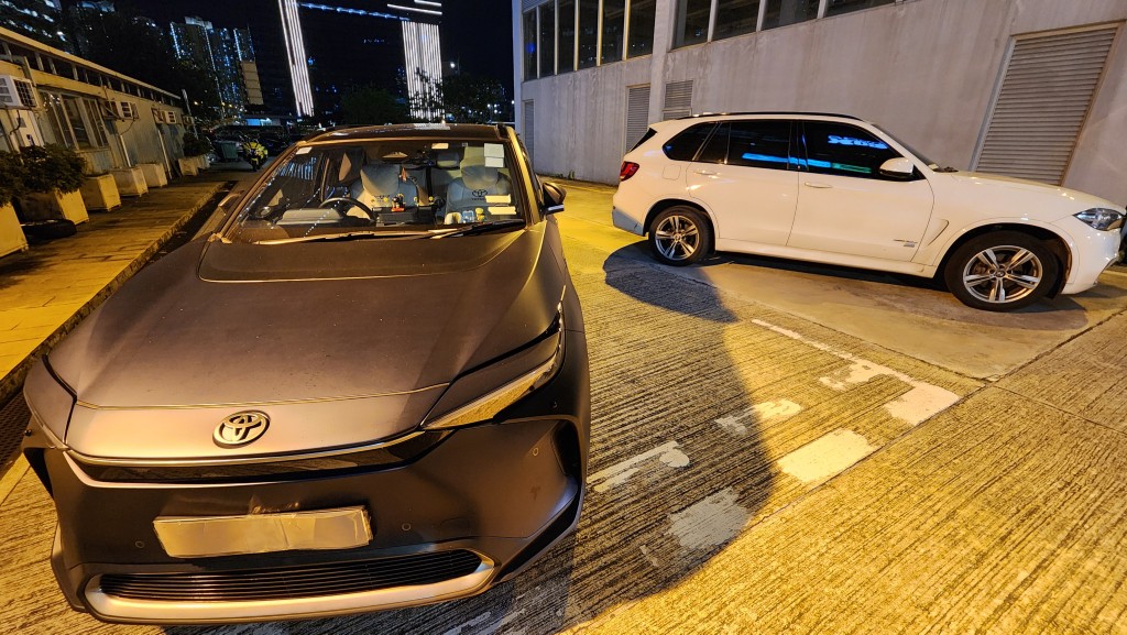 兩輛涉案私家車亦已被扣留調查及作進一步檢驗。黃文威攝 兩輛涉案私家車亦已被扣留調查及作進一步檢驗。黃文威攝