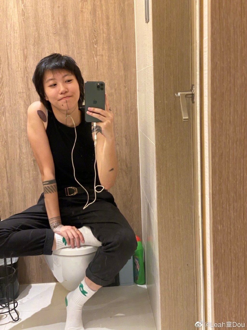 有指童童在臉上紋上一條直線，是為妹妹而紋。