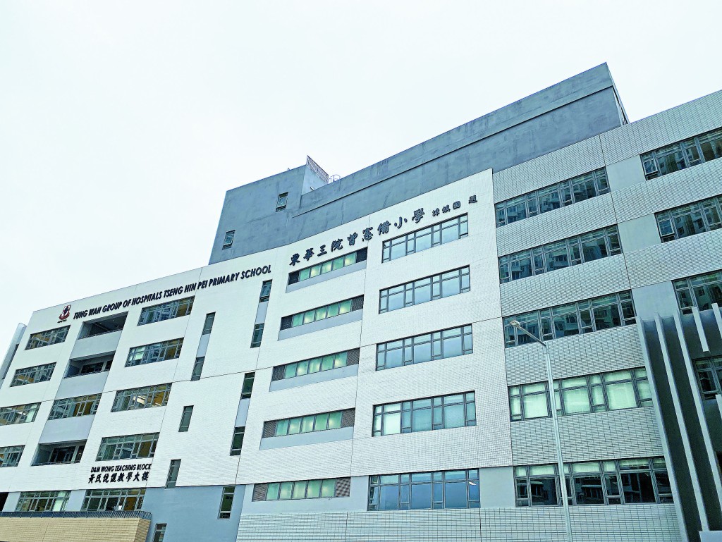 ■校舍由兩座主要建築物組成––黃氏伉儷教學大樓及胡李名靜綜合大樓。