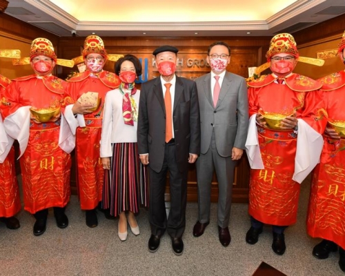 嘉華呂志和(中)、呂慧瑜(左四)及呂耀華(右三)昨舉行「綫上派對」向同事拜年。溫偉明(右二)及黃敦義(左三)化身財神。