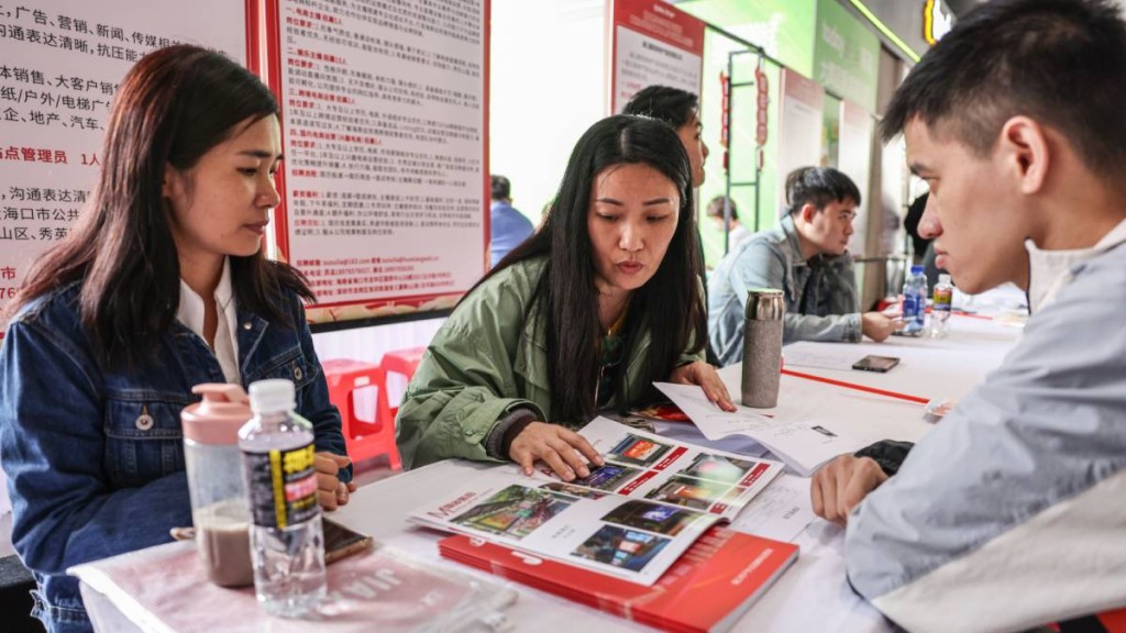 內地就業環境嚴峻，許多留學生畢業後留在國外找工作。新華社