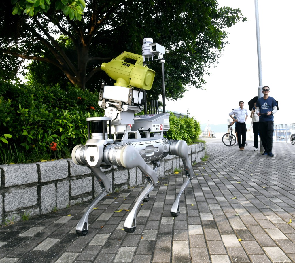 機械狗配備可旋轉雲台，可以不同方向噴射滅蚊劑。資料圖片