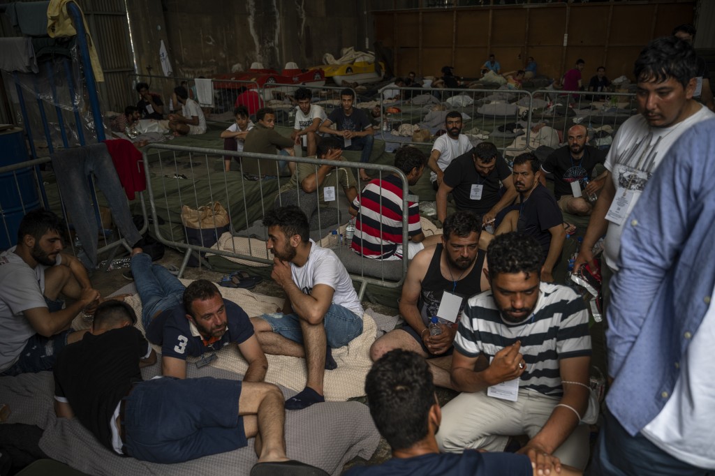 获救的希腊非法移民大多是青壮男性。 美联社