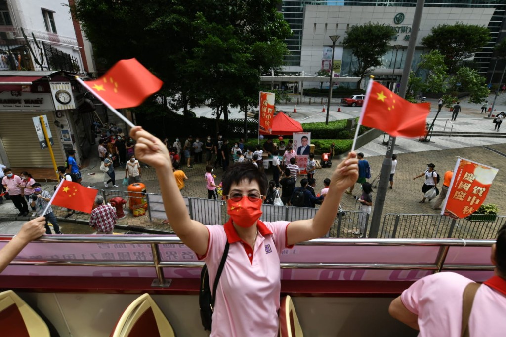 團體舉辦花車巡遊。