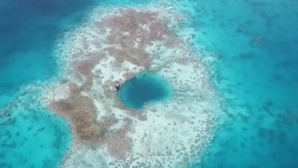 中国专家于黄岩岛发现天然海洋蓝洞，估计在3200年前形成。央视截图