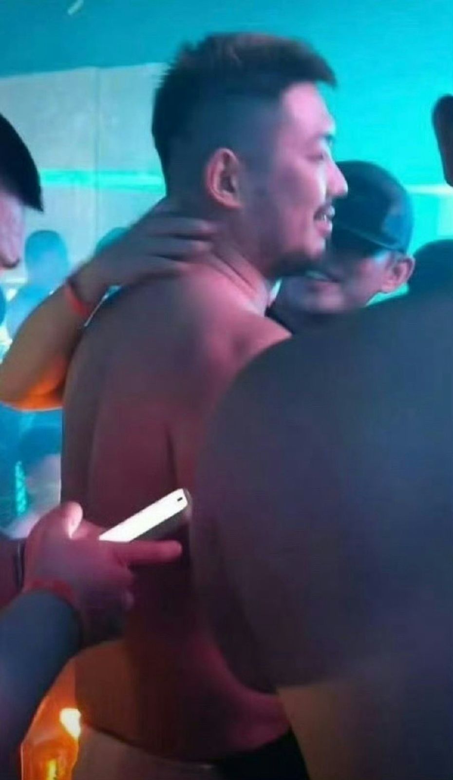 上月，有網民拍到劉亞仁在上海的同志酒吧狂歡。